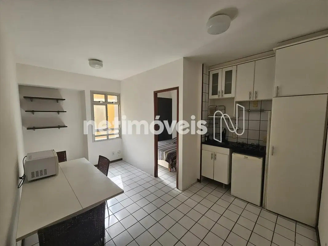 ROGERBRAS ALUGA kitinete semi mobiliada com vaga de garagem, sala com sofa, mesa...