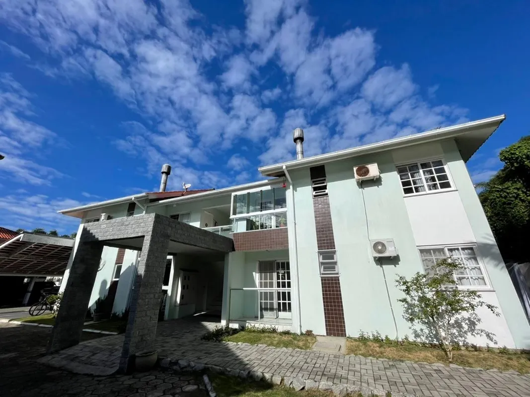 Seu novo lar a poucos passos da praia de Canasvieiras em Santa Catarina.Conforto...