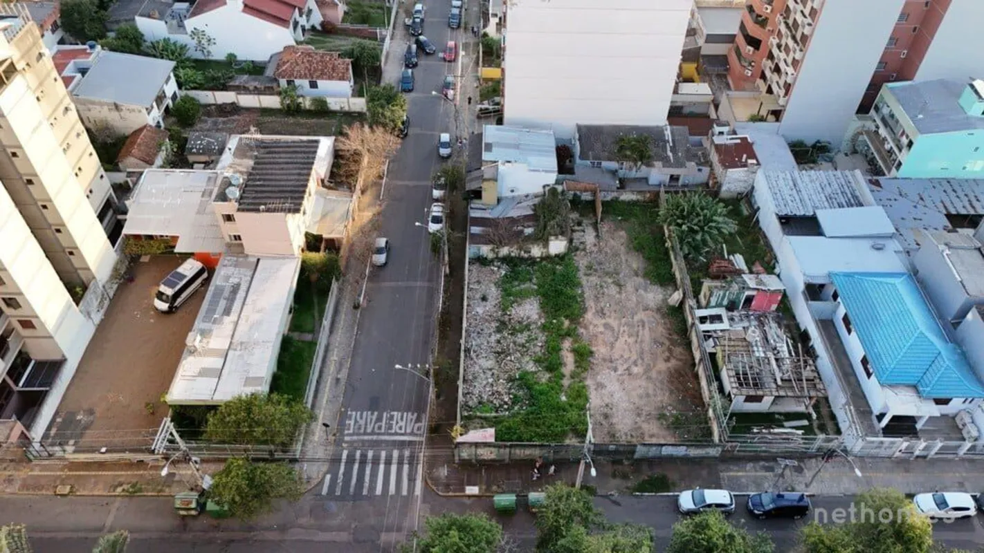 Terreno de esquina no Centro de Canoas com 460m² de área total, já limpo e plano...