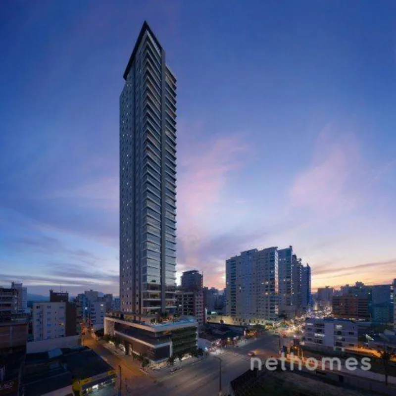 Uma torre com 37 pavimentos, apartamentos com vista para o mar e área de lazer c...