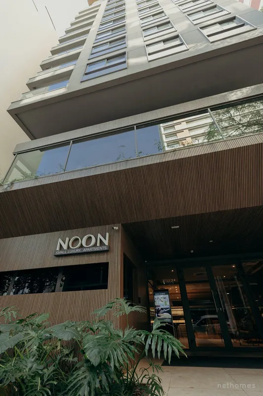O Noon chega para atender esta pessoa que anda a pé, de uber e metrô, consome de...