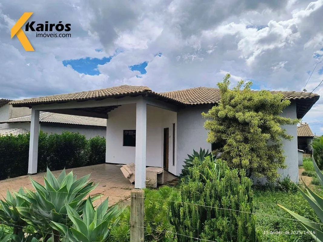 Casa colonial com aproximadamente 210 m² de área construída, edificada em um ter...