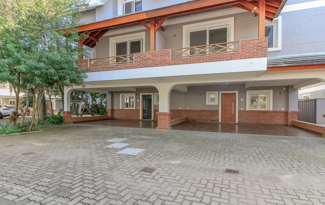 Excelente casa 03 suítes, amplo living com lareira e churrasqueira, sala de esta...