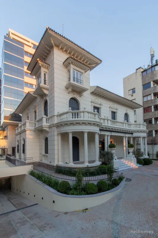 Uma casa histórica restaurada e entregue ao Moinhos. Uma chance histórica de mor...