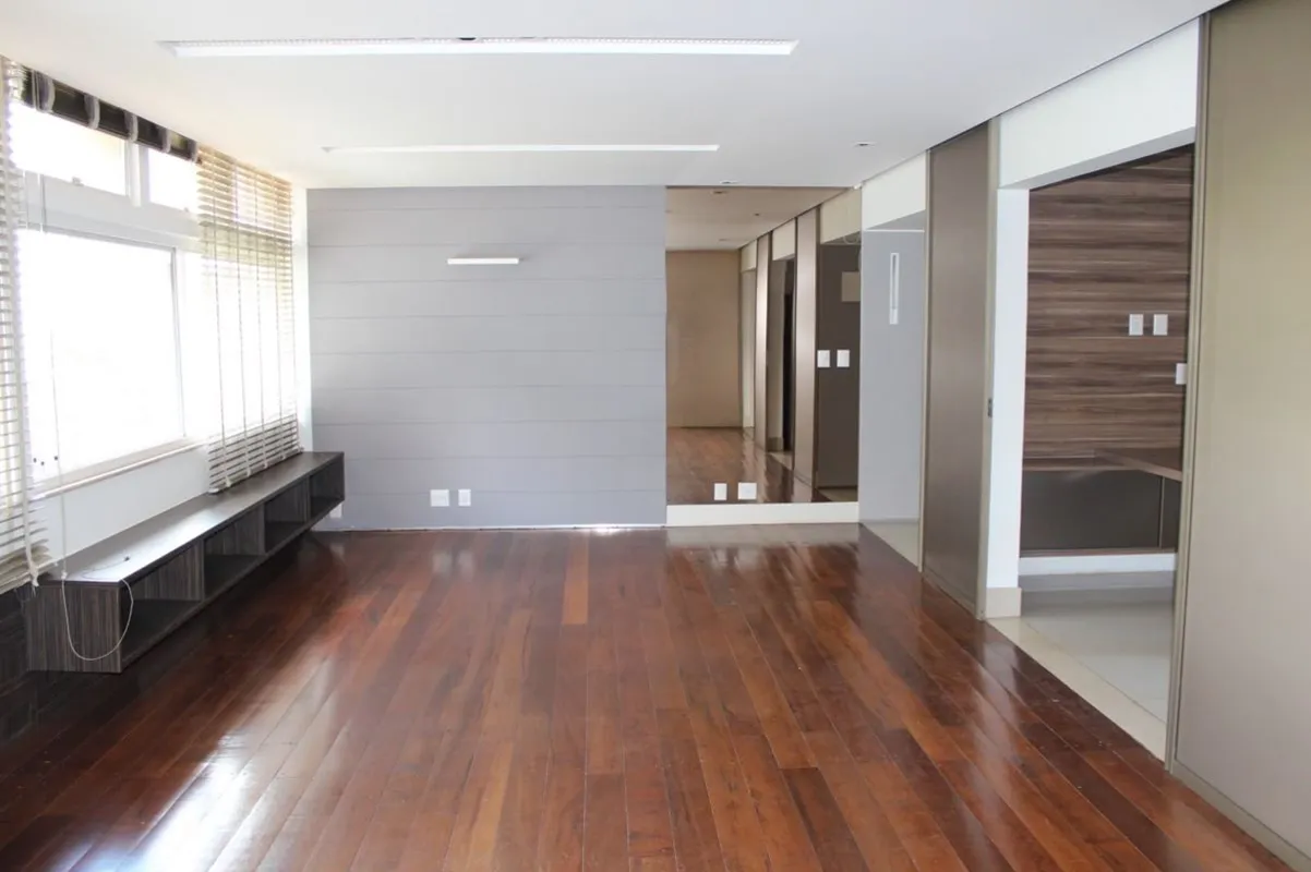 Apartamento reformado com ambientes integrados na SQS 113 | Asa SulUm apartament...
