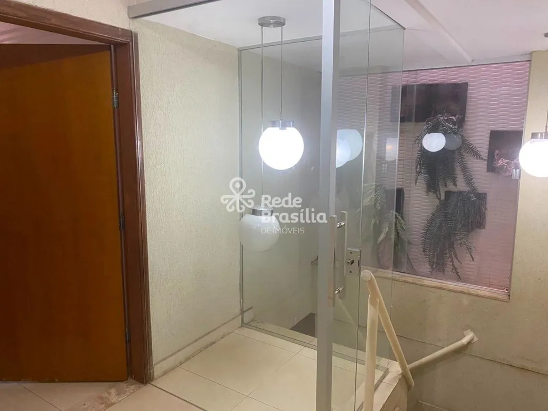 Localizado na SCRS 502, em frente à Igreja Dom Bosco, este imóvel possui 100 m² ...