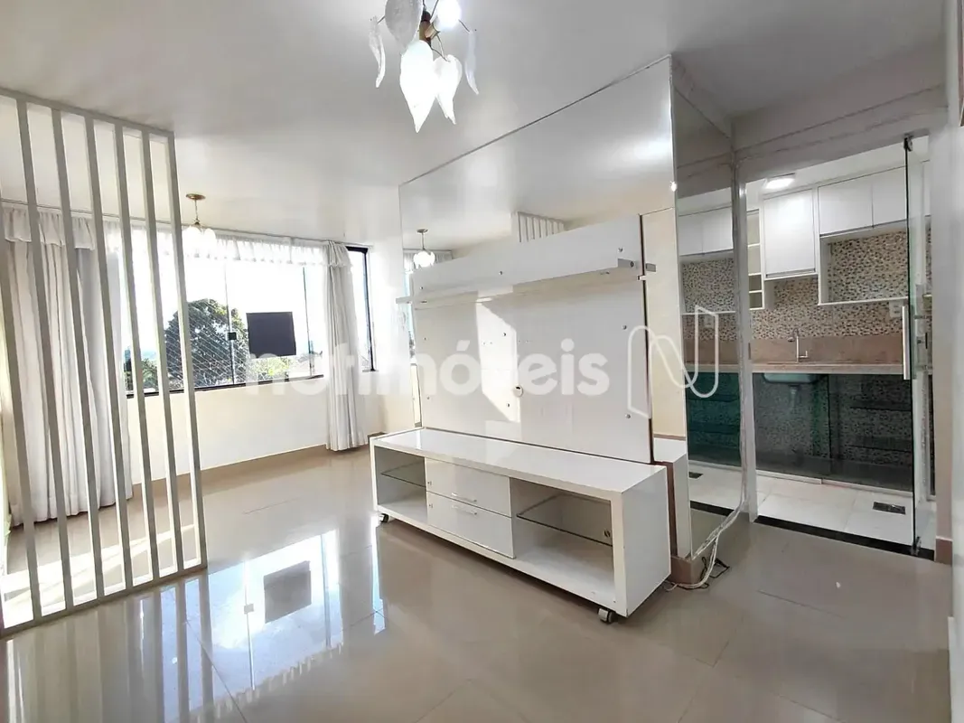 Apartamento vazado, sala com 02 ambientes com painel e rack, hall de circulação,...