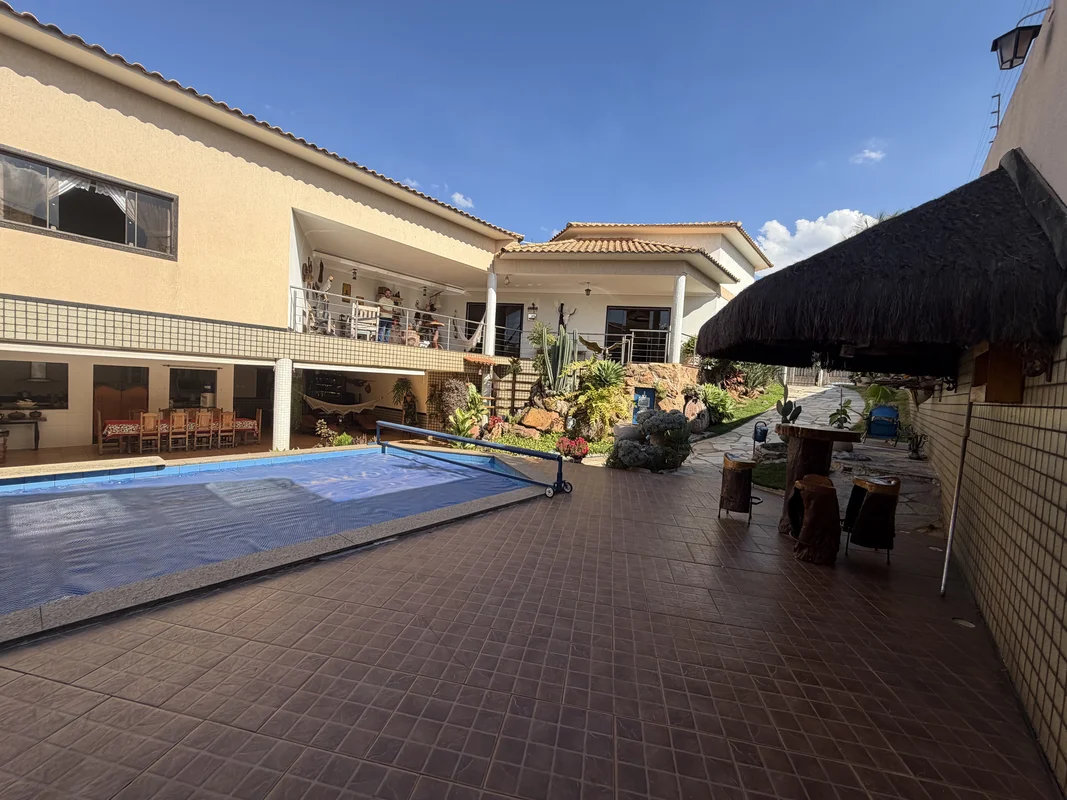 CASA PARAÍSO À VENDA – UM REFÚGIO DENTRO DA CIDADE!Um verdadeiro refúgio na melh...