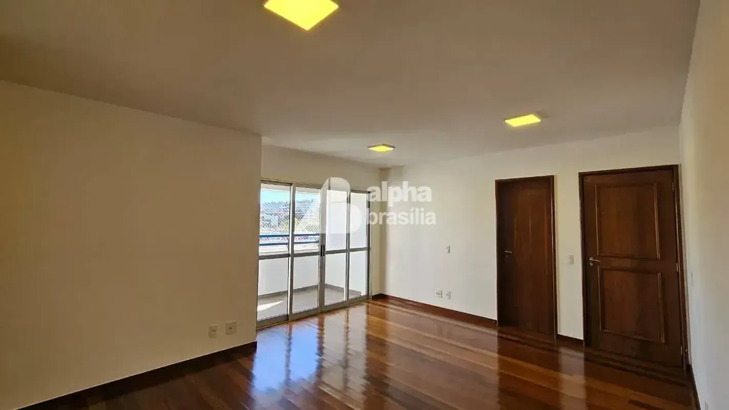 Este excelente apartamento oferece ambientes espaçosos, bem distribuídos e reple...