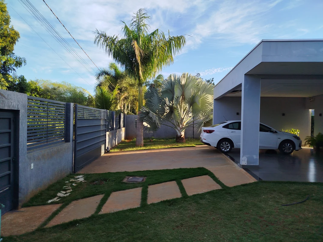 Linda casa de alto padrão, 04 quartos todos com suíte, mobiliada.Localização: RO...