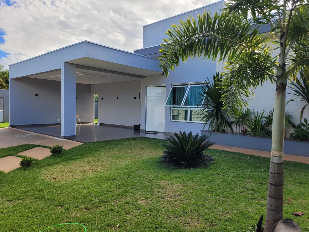 Linda casa de alto padrão, 04 quartos todos com suíte.Localização: RODOVIA DF - ...
