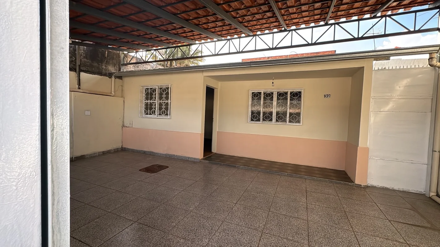Casa para aluguel no Guará II 2 quartos sendo 2 suítes Composto por:Salacozinhad...