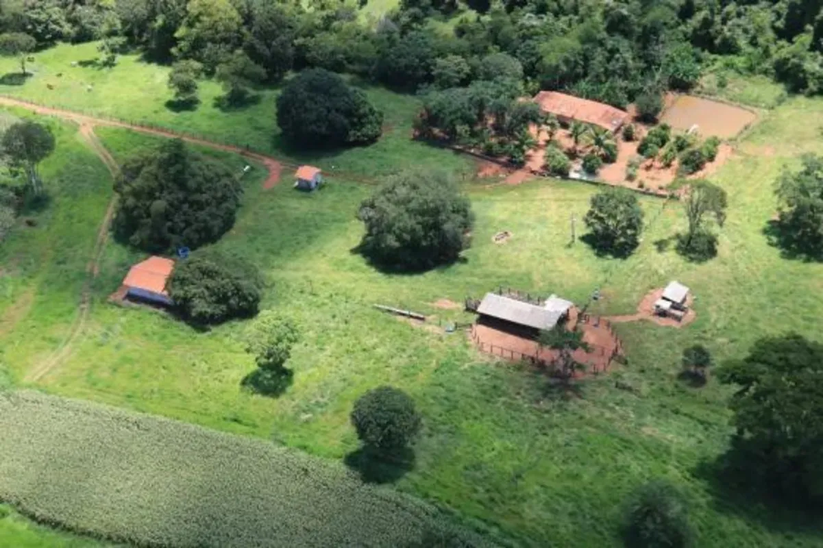 Características:•Beira do asfalto•Apenas 80 km de Goiânia•2 casas•Curral funcion...