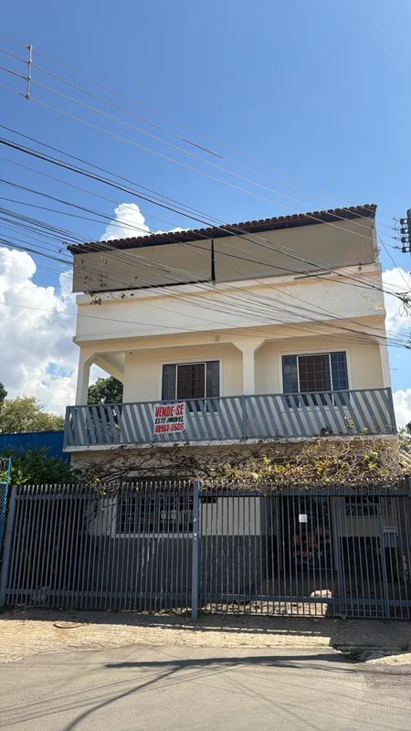 Excelente casa de 245m com 4 quartos sendo 1 suíte e 2 vagas de garagem, próxima...