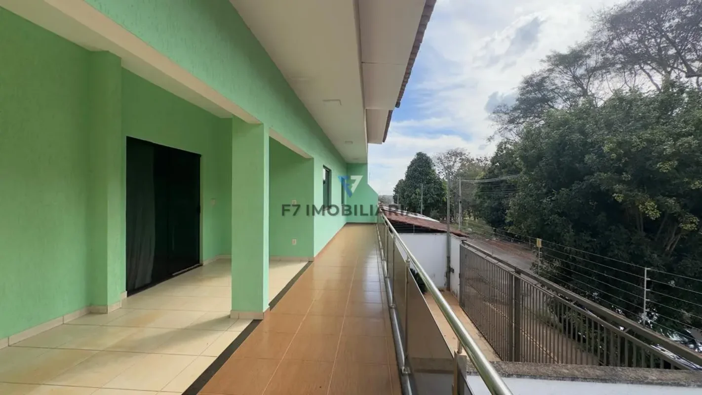 SOBRADO RESIDNCIAL COM SALAS COMERCIAIS NA FRENTE, E CASA DE DOIS QUARTOS NOS FU...