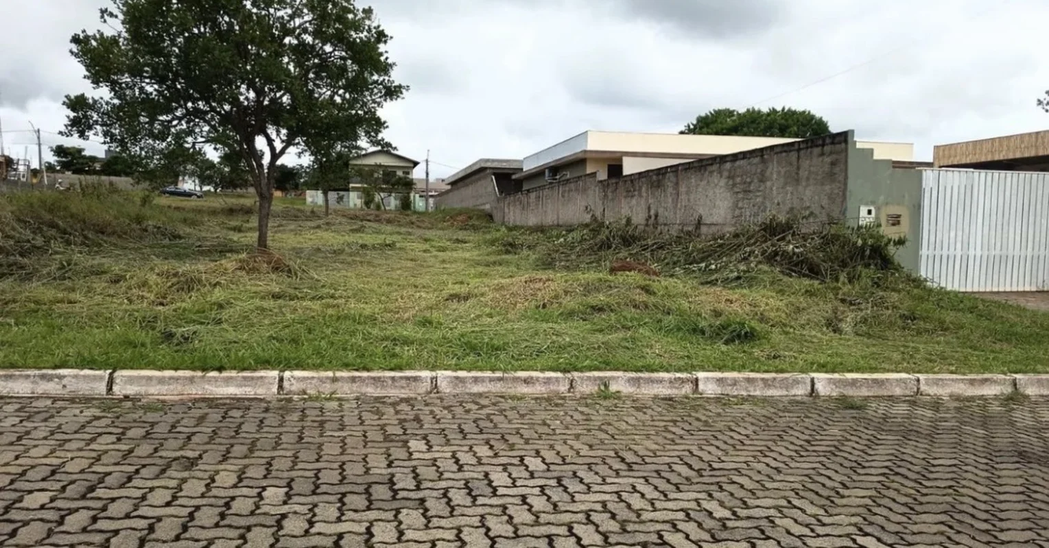 A GCASTRO IMÓVEIS VENDE !!!Ótimo lote plano Qd 07 A melhor quadra Agende sua vis...