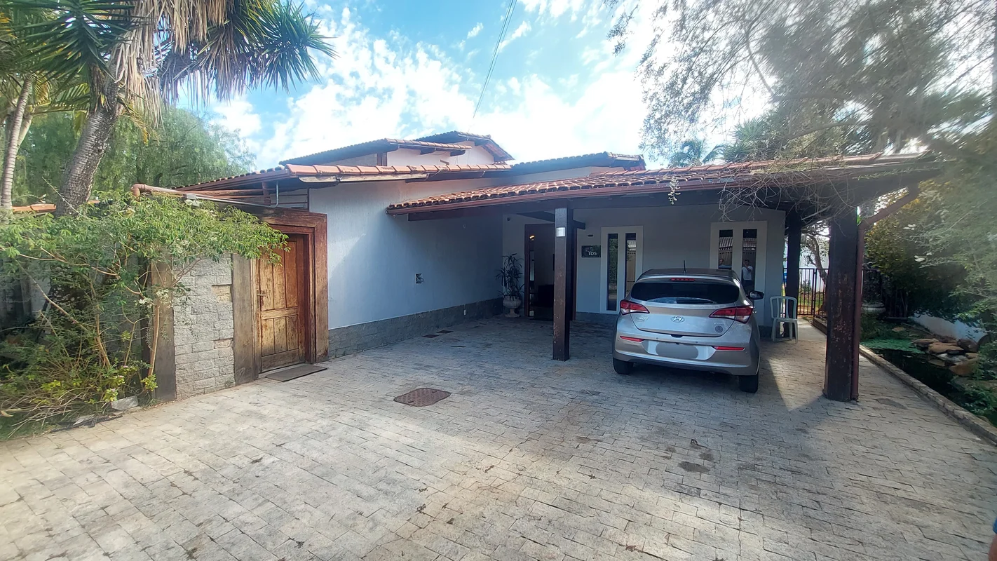 3 suítes, sala, lavabo, cozinha, área de serviço, despensa, garagem para 4 carro...