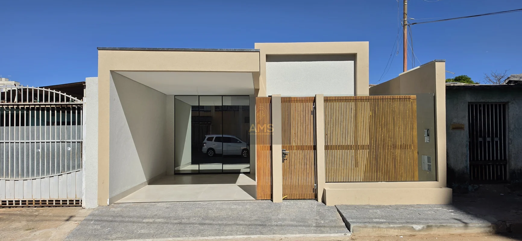  Imóvel totalmente reformado, com fino acabamento e estilo moderno.- Cozinha pla...