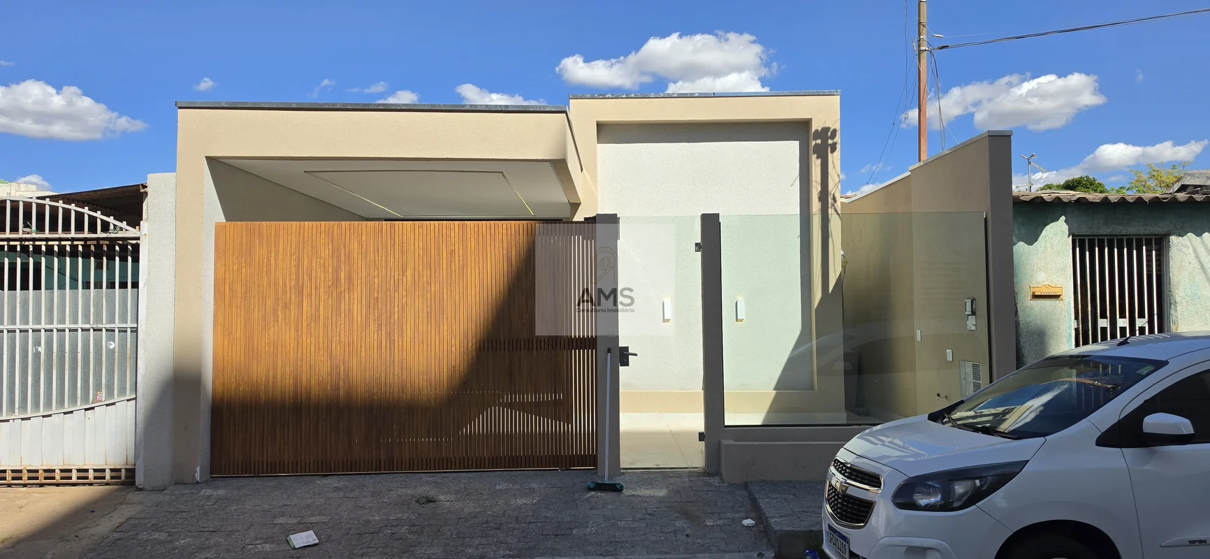  Imóvel totalmente reformado, com fino acabamento e estilo moderno.- Cozinha pla...