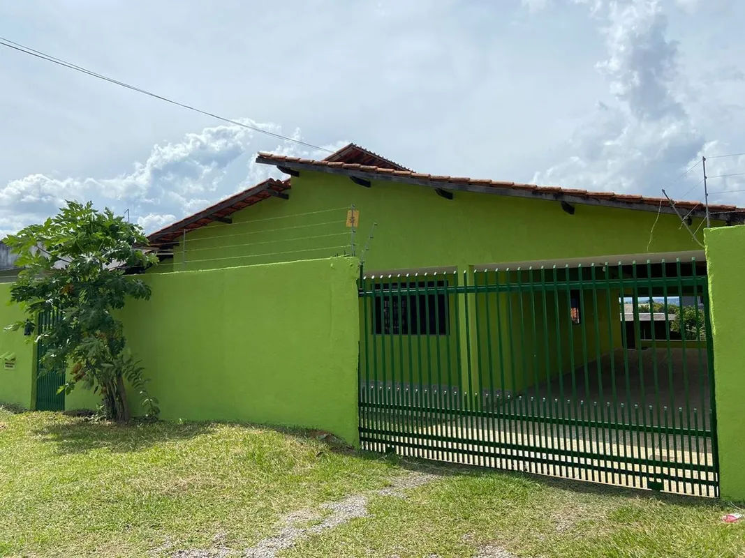 Casa no Condomínio Entre Lagos, Próximo do Paranoá .Composta Por : 04 Quantos se...