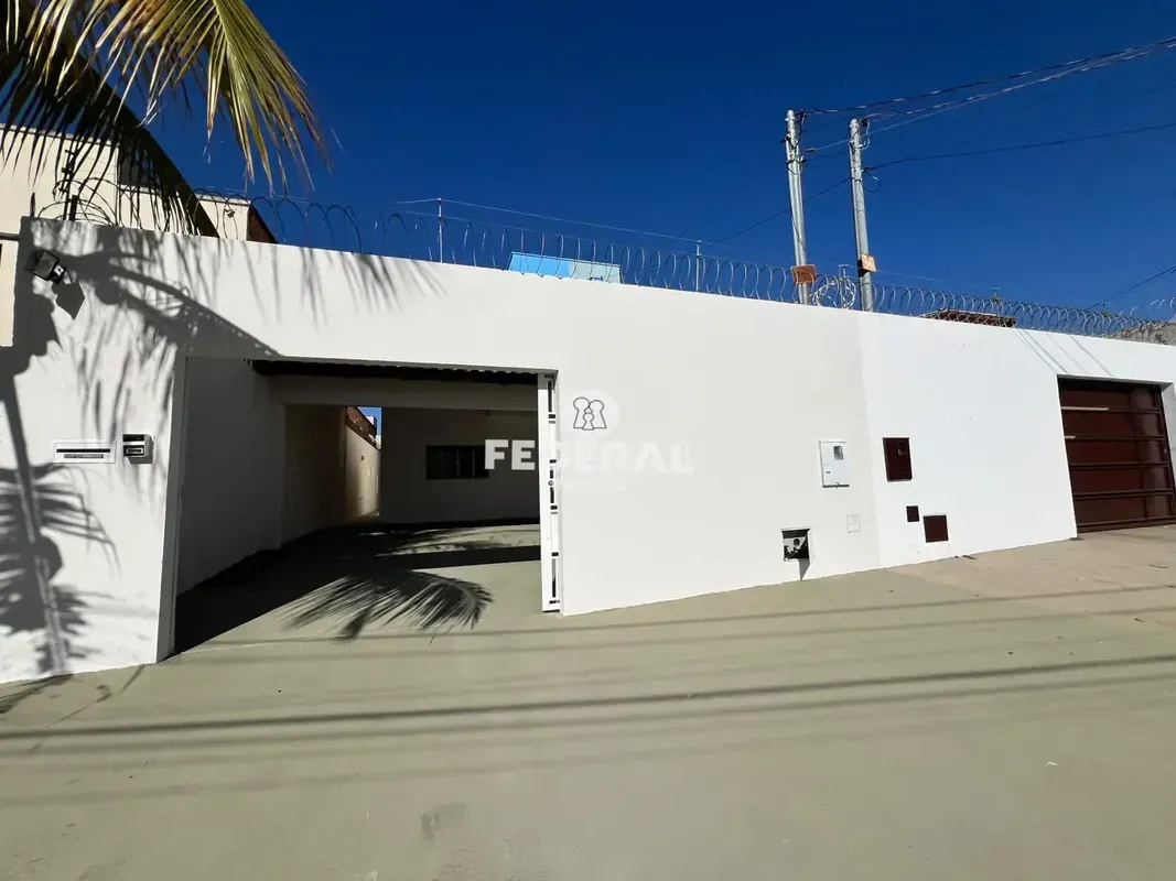Sobrado para alugar em Goiânia, no Setor Jao. Com 4 quartos (1 suíte) e 4 vagas ...
