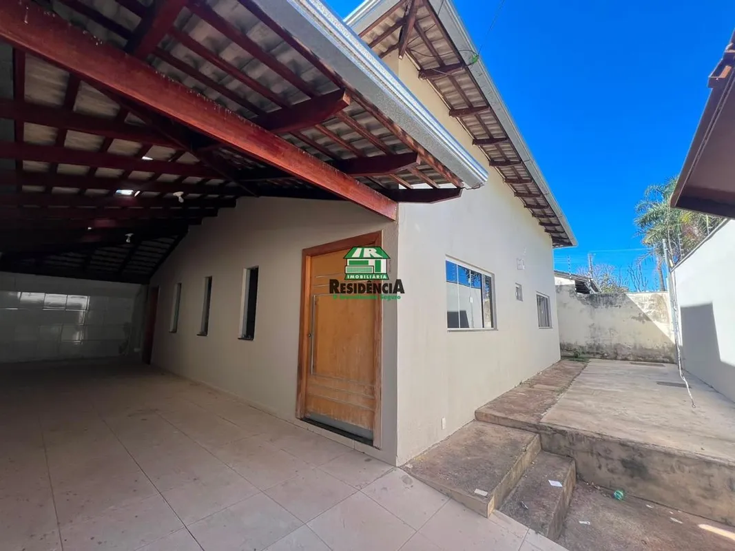 Casa contendo: Garagem coberta para 3 carros. 3 quartos sendo uma suíte. Sala am...