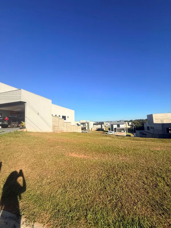 Lote à venda no Condomínio Jardins Bolonha, com 300 m² de área, localizado próxi...
