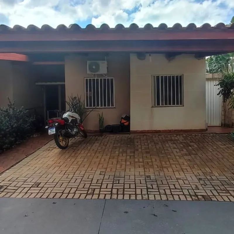 Casa em condomínio fechado.3 QuartosBanheiro Social com armários.Sala 2 ambiente...
