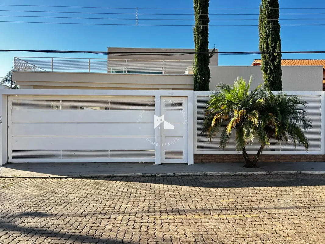 CASA TÉRREA DE ESQUINA, CONFORTO E LOCALIZAÇÃO ESTRATÉGICA!Esta belíssima casa t...