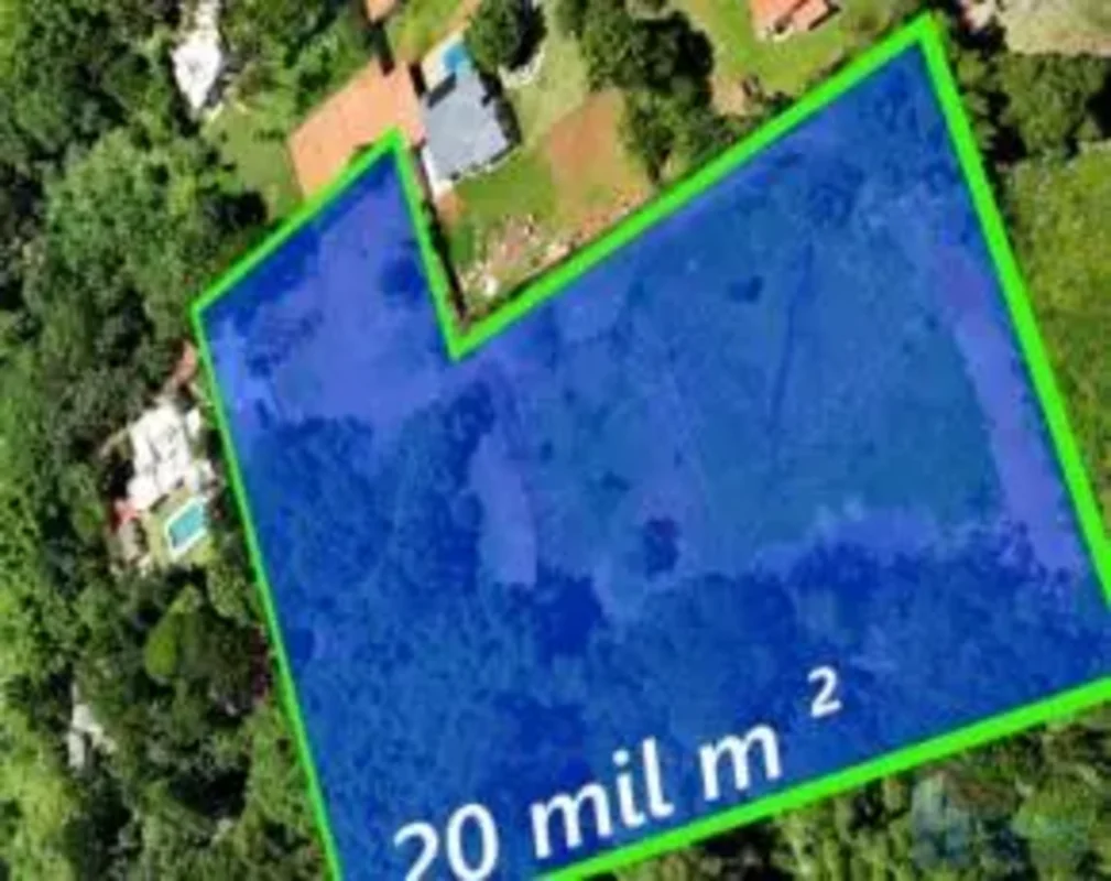 Localizado na Quadra 5 do Park Way esse terreno possui 20 mil m².O imóvel não ac...