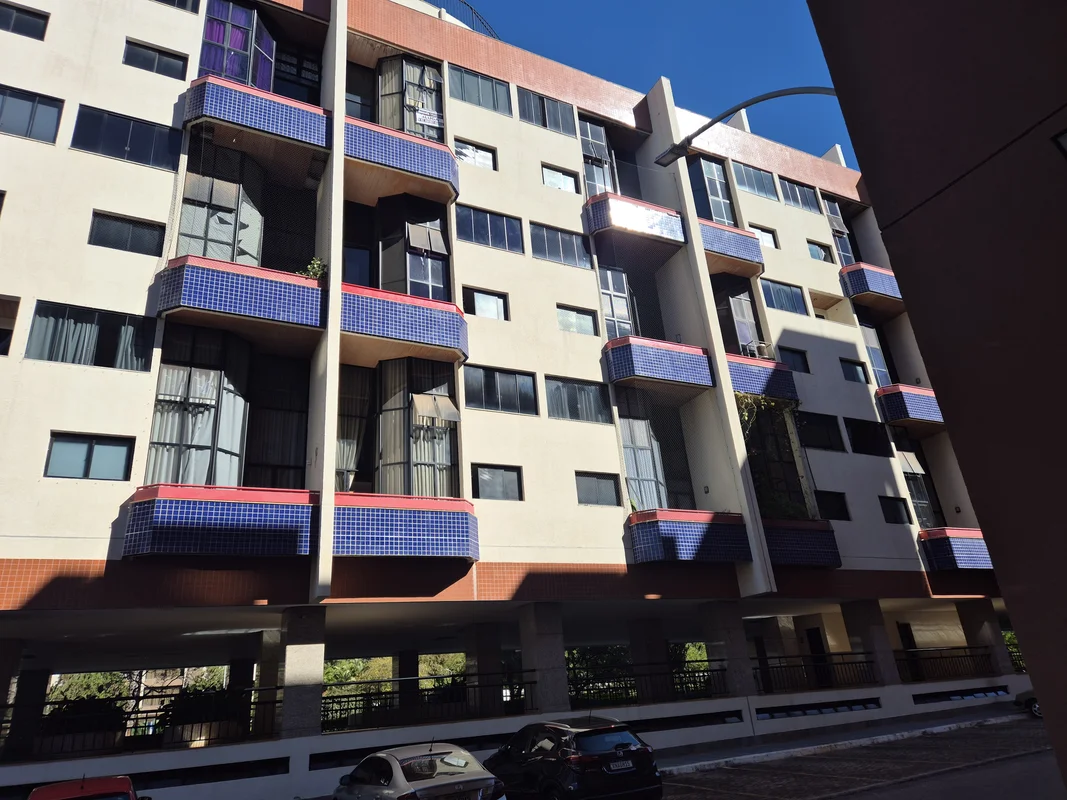 Dúplex com 1 suíte, banheiro social, cozinha, área de serviço. Cortinas, armário...