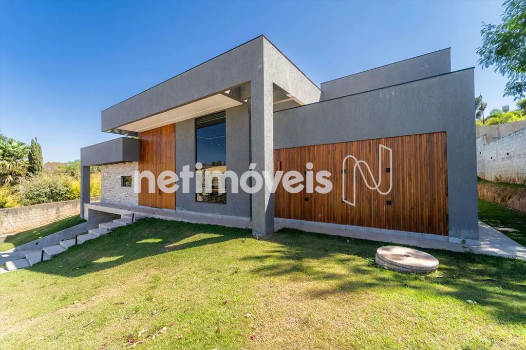 Casa NOVA de Excelente qualidade com cerca de 450 m2 de área construida, edifica...