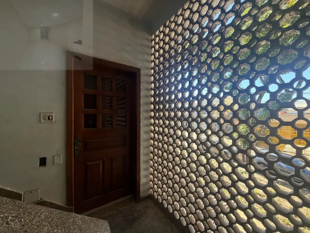 Descubra um apartamento reformado na calmaria do Núcleo Bandeirante, localizado ...