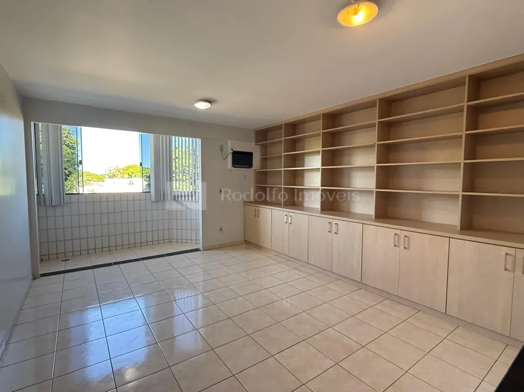 Edifício Sabin, sala desocupada-Antesala com armários e banheiro; - Sala com arm...