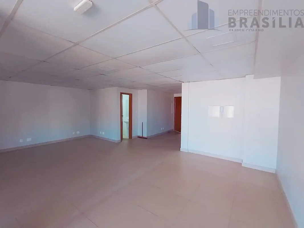 Excelente sala comercial no Ed. Referência Mangueiral na Praça de Atividades 1, ...