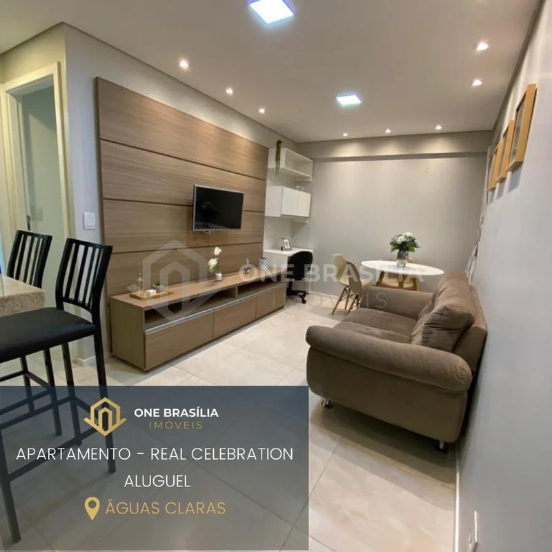 Sala com sofá , painel de TV com hack e mesa com cadeiras; Quarto com armários e...