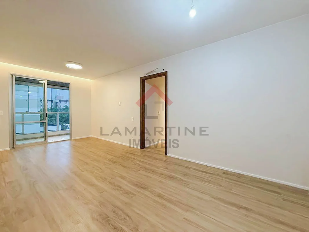 Amplo apartamento de 3 quartos, com suíte, varanda e 2 vagas de garagem, em cond...