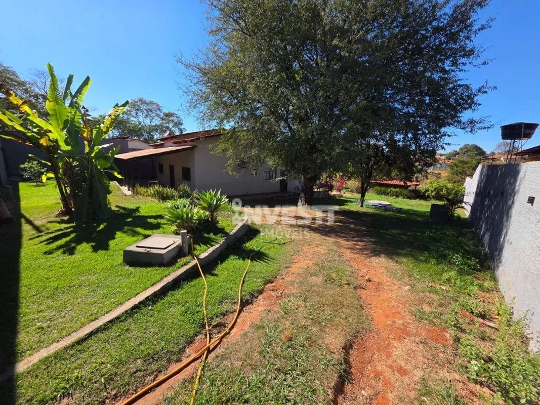 Chácara urbana em amplo terreno, ideal pra família e receber amigos. Área extern...