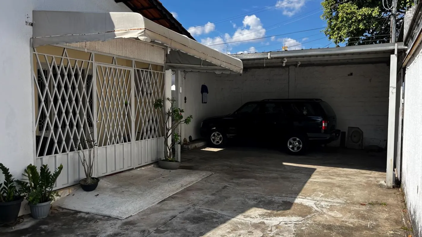 Lote com duas casas e 2 barracões Primeira casa: 3 quartos sendo duas suítes,lav...