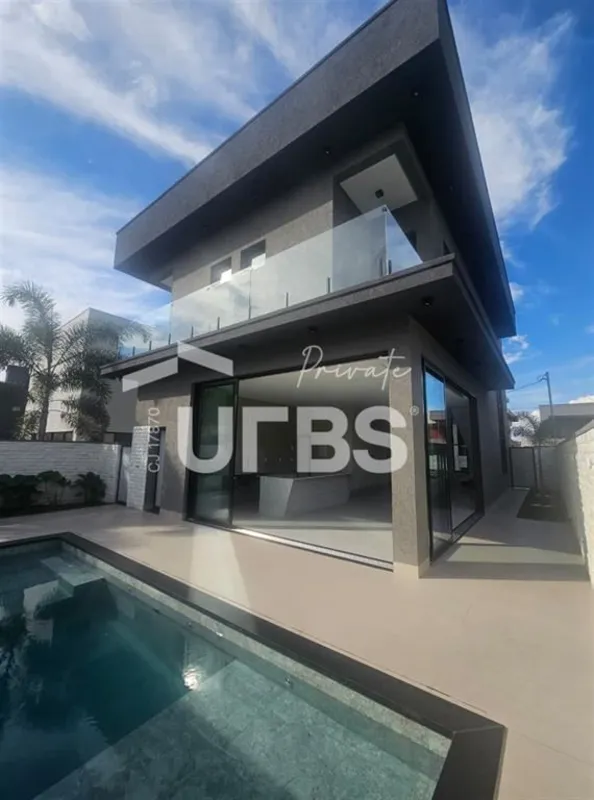 COD U-0034021 - Sobrado à venda | Parqville Jacarandá | 4 suítes | 230 m² | Pisc...