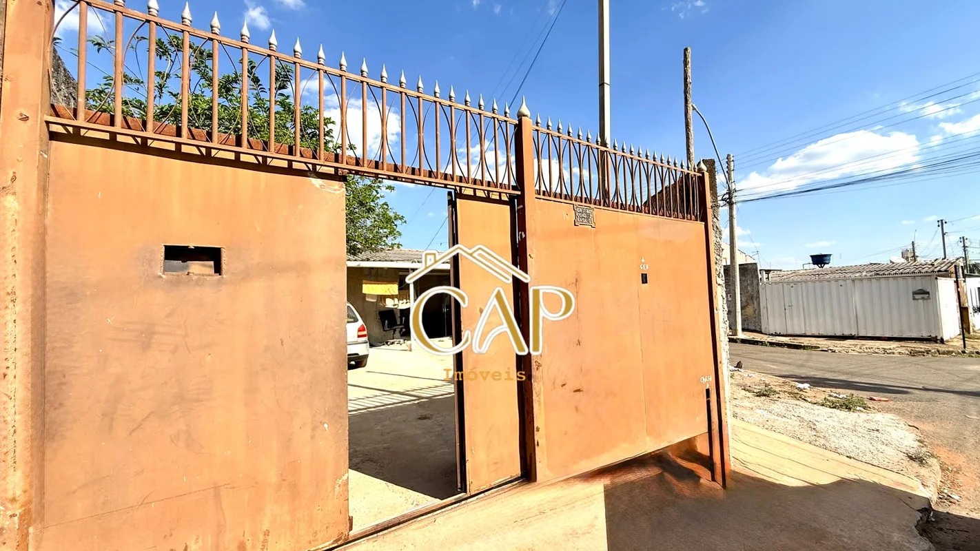 Descubra esta confortável casa à venda na QR 405 Conjunto 7, em Samambaia Norte,...