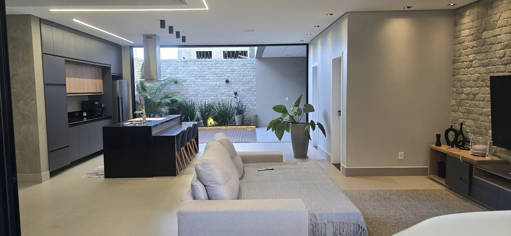 Descubra uma oportunidade única de morar em uma casa confortável e moderna no co...