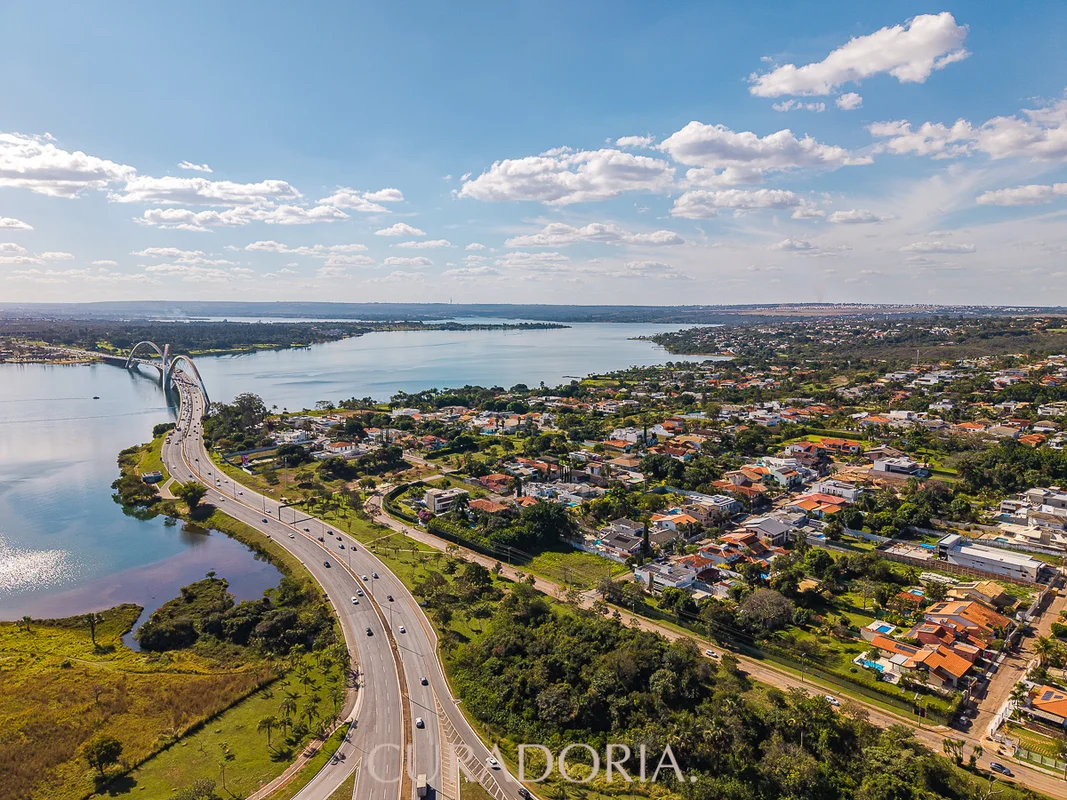 Terreno de esquina, 1800 m2 de área total com vistaÓtima localização e fácil ace...