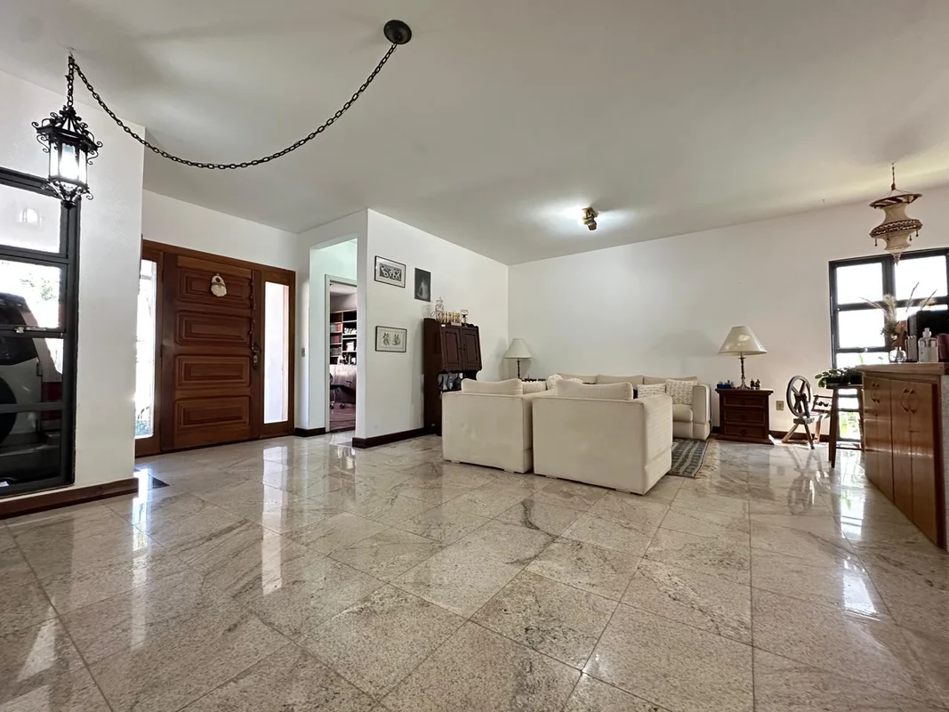 Casa térrea no Lago Sul na Qi 21. Localização excelente. Vale a visita. Quatro q...