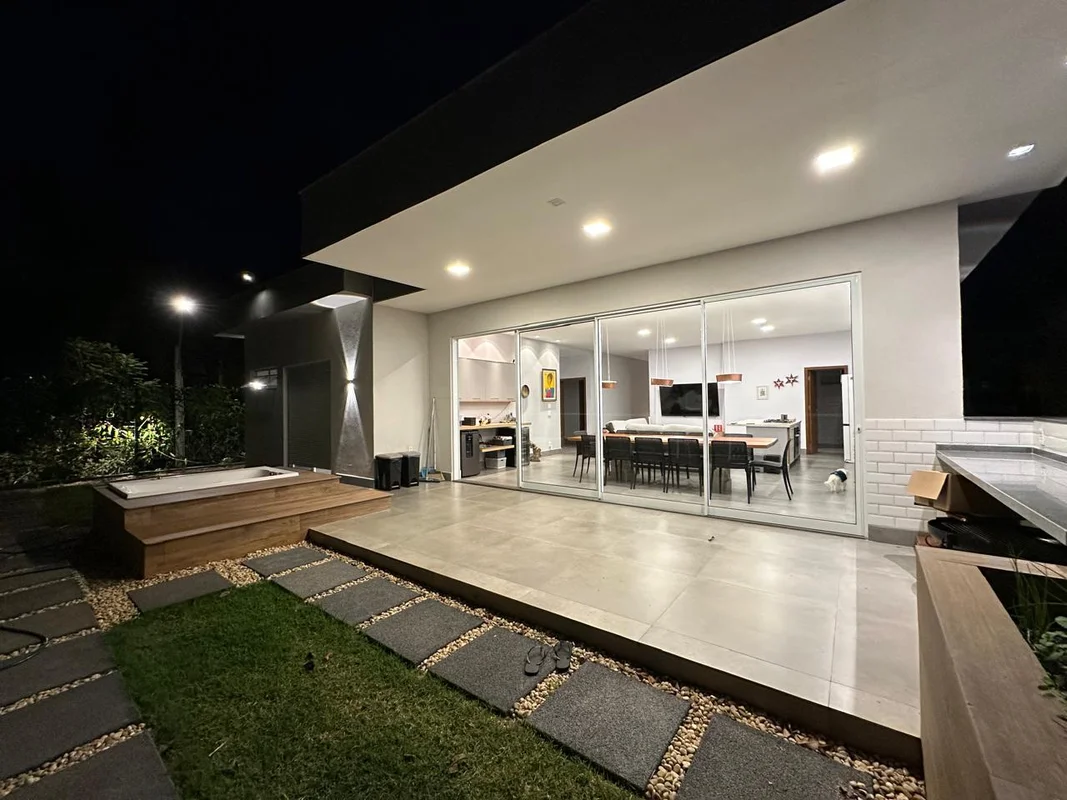 Casa Térrea com Habite-se no Condomínio Reserva Santa Mônica. DF 140Imóvel pode ...