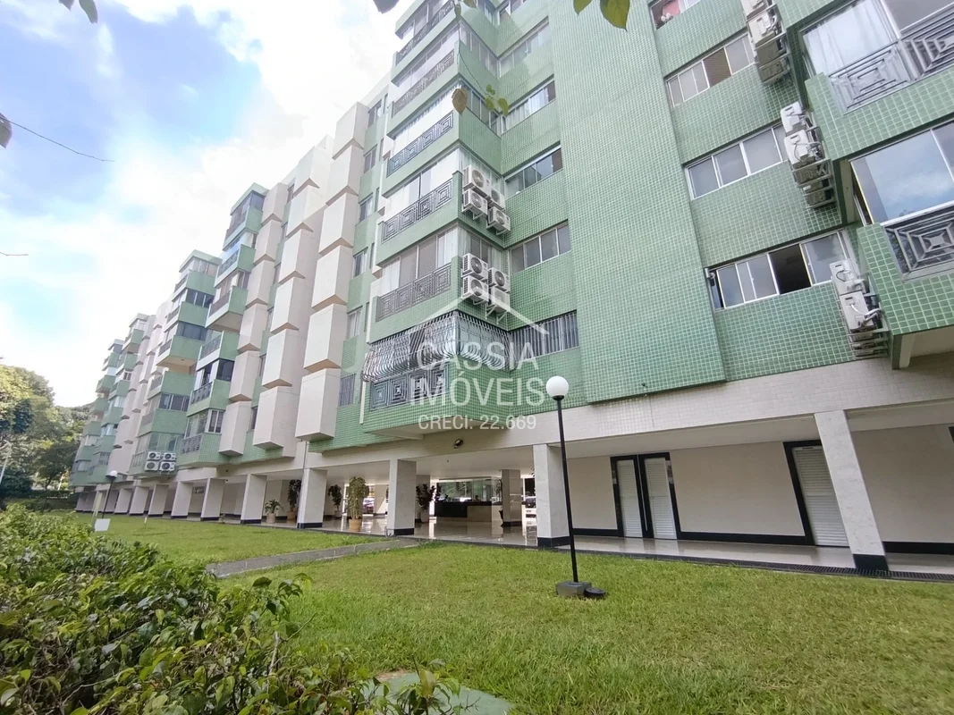 Conquiste seu novo lar na privilegiada 316 da Asa Norte. Este apartamento reform...
