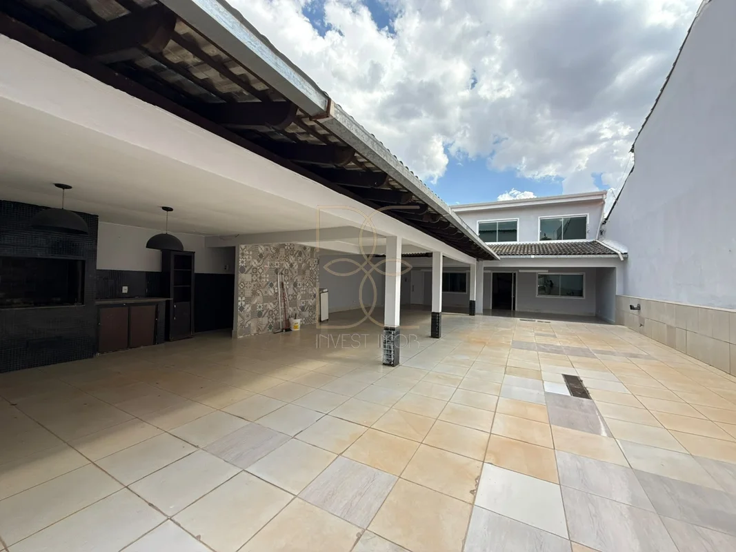 BE INVEST IMOB VENDE COM EXCLUSIVIDADE:Sobrado em lote de 340 m² na QNE 19 - Tag...