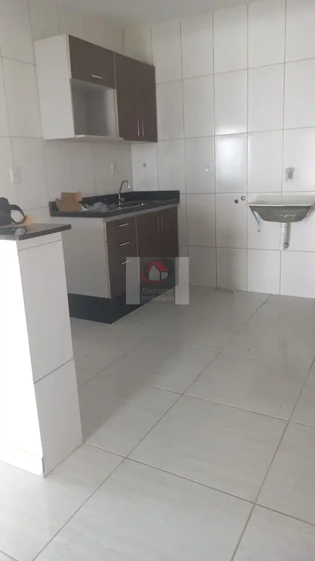 Alugo apartamento na quadra 110 do Recanto das Emas com dois quartos sendo um su...