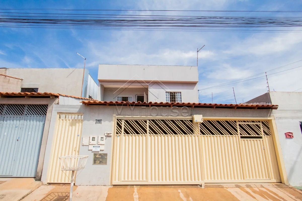 Qr 208 - casa terrea - 140m² - 3 quartos com suíte - 3 vagasCasa composta por:- ...
