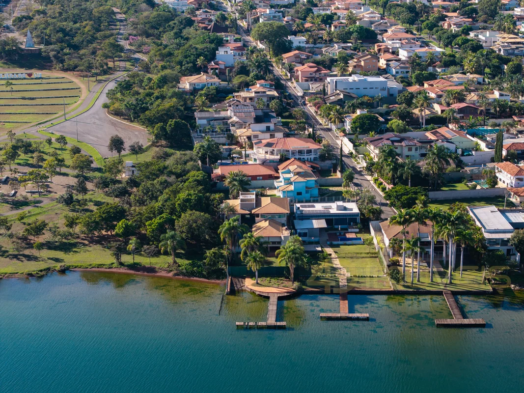 Uma villa portuguesa às margens do Lago Paranoá.Algumas propriedades são adquiri...